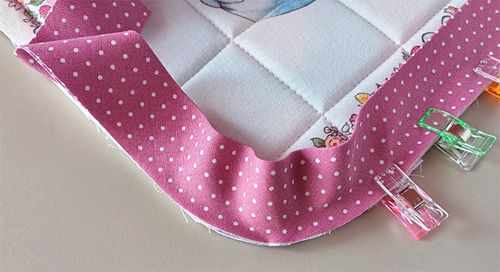 How-to-bind-rounded-edges-tips-1 - Geta's Quilting Studio